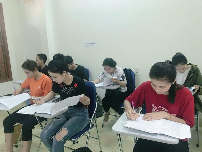 Học viên một khóa học chứng chỉ nghiệp vụ hướng dẫn viên du lịch ở Đà Nẵng.