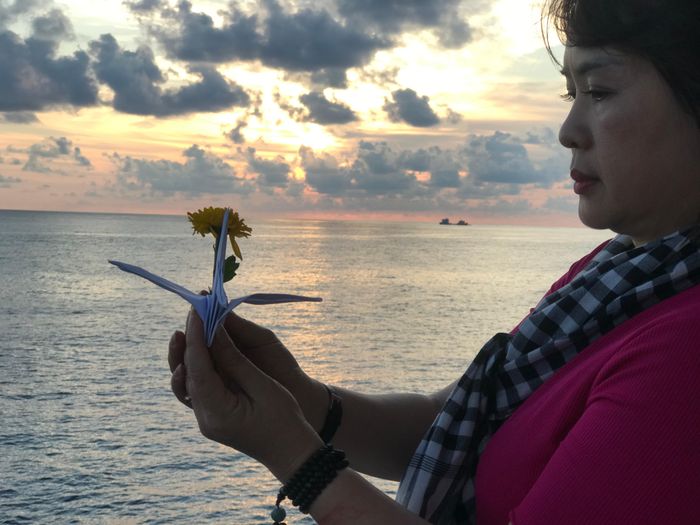 Những bông hoa, những con hạc giấy gửi gắm tình cảm với những anh hùng liệt sĩ đã nằm lại với biển khơi. 