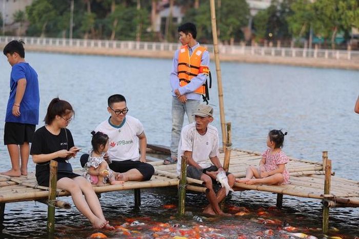 Nhiều người vô tư bắt cá lên trên khỏi mặt nước khi bảo vệ không để ý