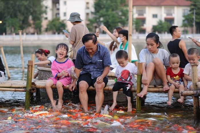 Các em nhỏ được ông bà, bố mẹ đưa tới trải nghiệm