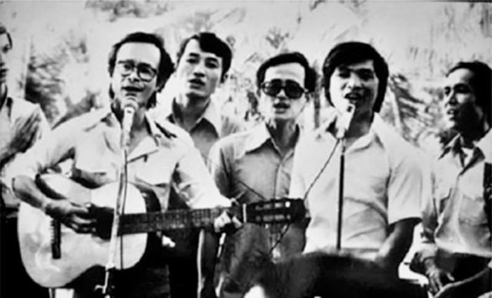 Hàng đầu: Nhạc sĩ Trịnh Công Sơn (đeo kính) và nhạc sĩ Tôn Thất Lập trong phong trào “Hát cho đồng bào tôi nghe”. Ảnh tư liệu
