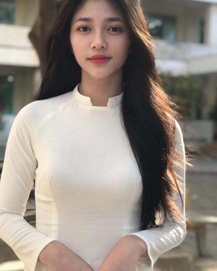 Cô nàng có vẻ ngoài thanh tú, mộc mạc nhưng không kém phần sắc sảo.