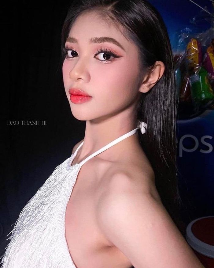 Chân dài sinh năm 2004 có đôi mắt to tròn cùng bờ môi căng mọng "chuẩn Tây"
