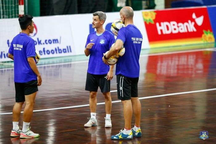 HLV Gustavo Nicolas rất tự tin về cơ hội vô địch mùa này của Thái Sơn Nam. Ảnh: TSN