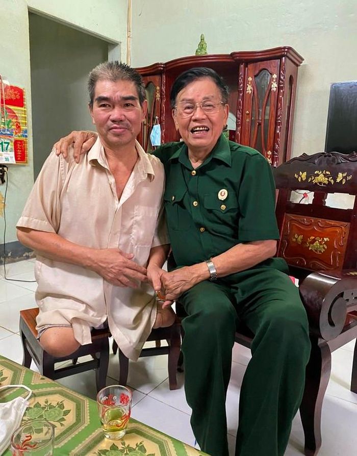 Ông Giang cùng thương binh Phạm Văn Bớt tại quận Tân Phú
