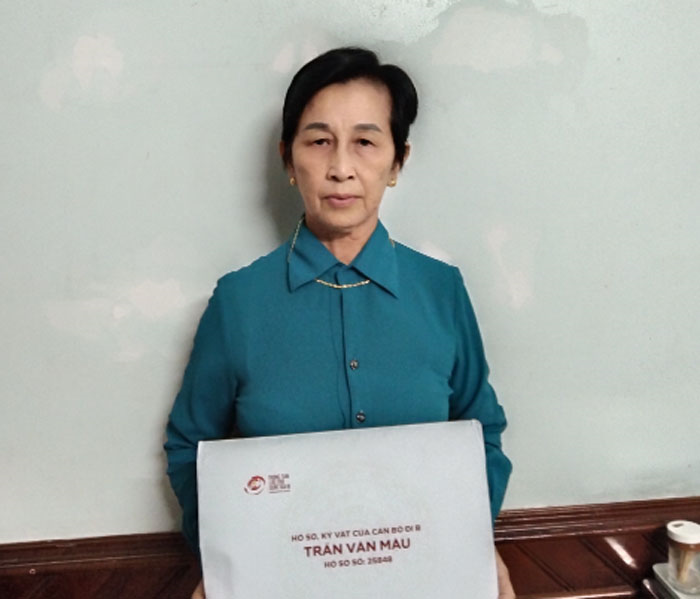  Bà Nguyễn Thị Phương Nga (Nghệ An) nhận lại hồ sơ đi B của người chồng đã mất. Ảnh nhân vật cung cấp 
