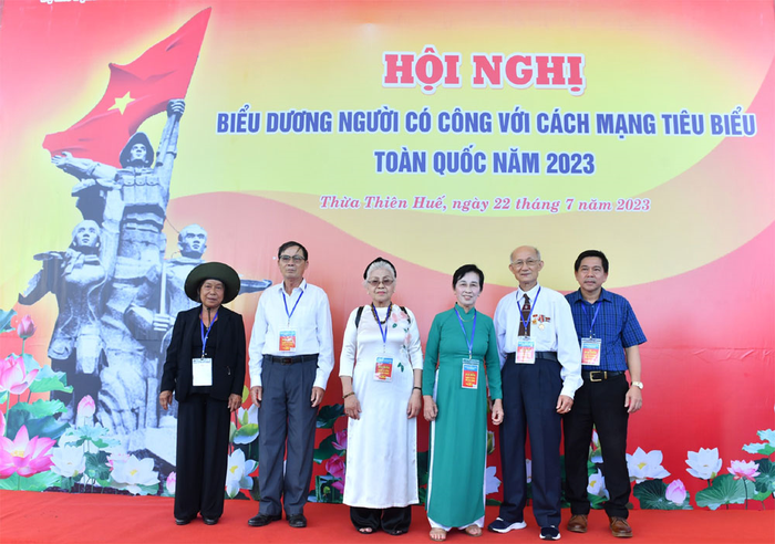 Thân nhân và những cán bộ đi B tại Hội nghị biểu dương người có công với cách mạng tiêu biểu toàn quốc năm 2023. Ảnh: Trung tâm Lưu trữ quốc gia III 