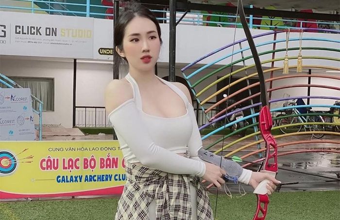 Với trang phục mặc đi bắn cung, Hồng Ngọc lựa chọn thiết kế áo bra thể thao phối cùng quần legging có cùng tông màu.