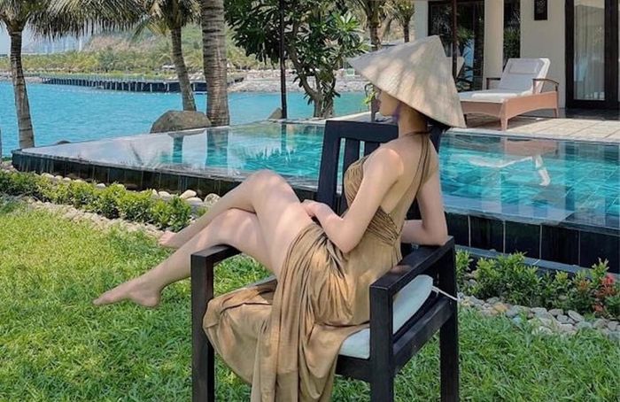 Ở ngoài đời, Hồng Ngọc cũng có gu ăn vận gợi cảm.