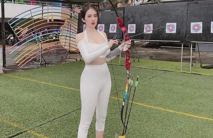 Do trang phục ôm sát cơ thể, sáng màu nên Hồng Ngọc còn diện thêm một chiếc sơ mi kẻ caro dùng làm phụ kiện thắt quanh eo.