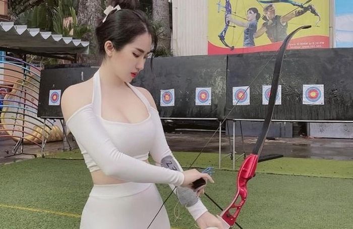 Hot girl Sài thành - Nguyễn Hồng Ngọc (sinh năm 1997) từng "gây sốt" MXH với những hình ảnh đi bắn cung diện đồ gym.