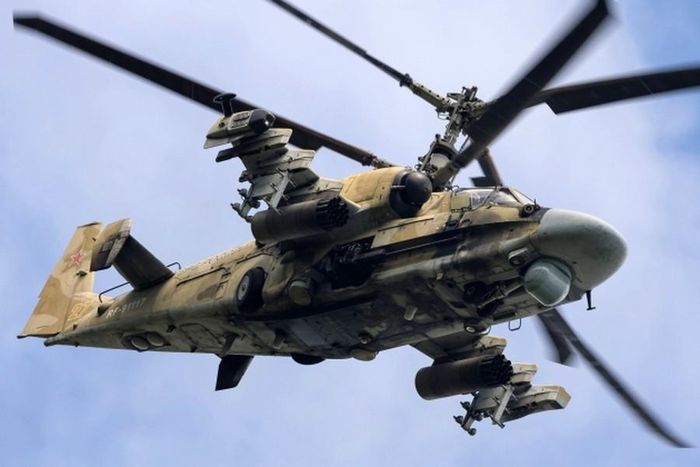 "Về thông số kỹ thuật cơ bản, trực thăng Ka-52M nâng cấp có trọng lượng cất cánh tối đa 12.200 kg, tốc độ bay lớn nhất 300 km/h, tầm hoạt động 460 km", tờ báo Hy Lạp kết luận.