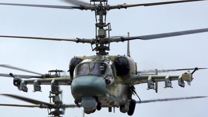 “Bản thân trực thăng Ka-52M đã thu hút sự quan tâm lớn khi nhận những đánh giá tích cực từ các phi công Nga tham gia chiến dịch quân sự đặc biệt", tờ Pentapostagma lưu ý.