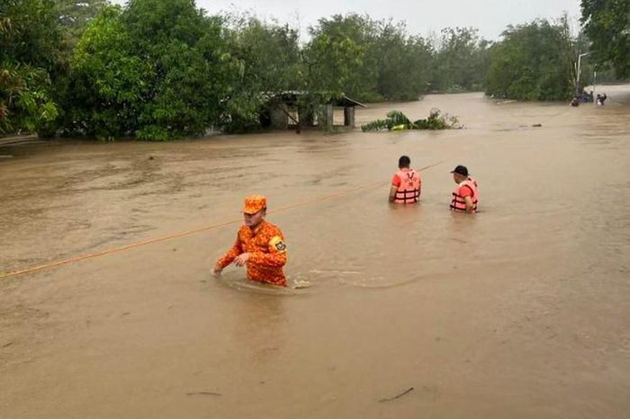 Các trường học và nơi làm việc đã bị đóng cửa để đề phòng khi Doksuri đến gần. Hàng nghìn người ở các tỉnh phía bắc khác cũng phải di dời do cơn bão có dải gió và mưa rộng 700 km.