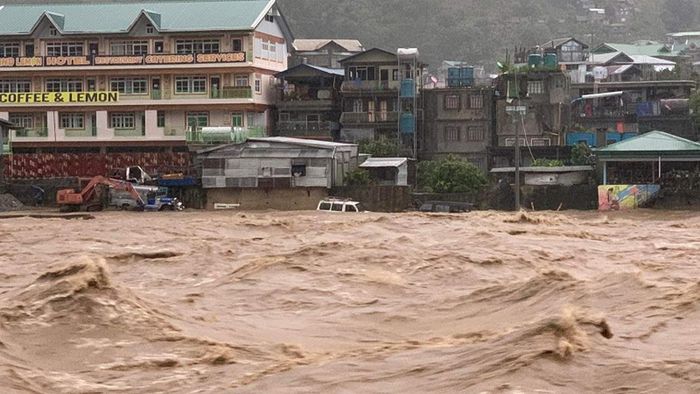 Doksuri yếu đi một chút nhưng vẫn nguy hiểm và gây chết người với sức gió duy trì 175 km/h và gió giật lên tới 240 km/h.