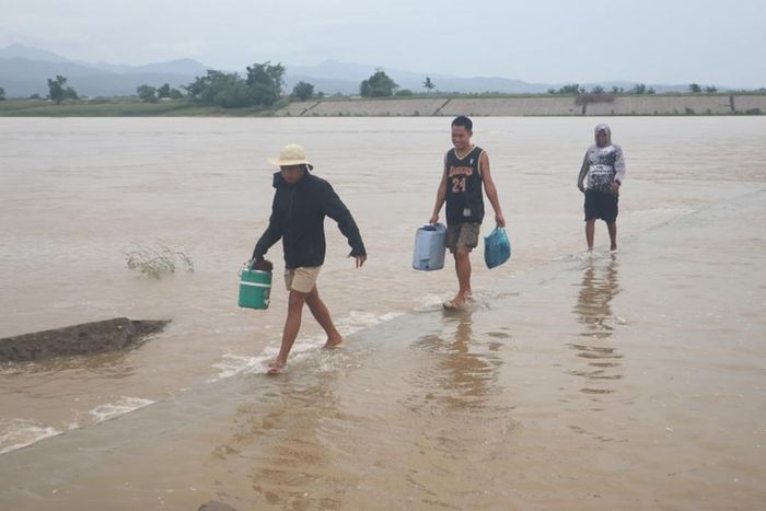 Nhân viên bảo vệ bờ biển đã dùng thuyền cao su và dây thừng để sơ tán dân làng mắc kẹt bởi nước ngập ngang thắt lưng trong các ngôi nhà tại ngôi làng ở thị trấn Bacarra ở Ilocos Norte.
