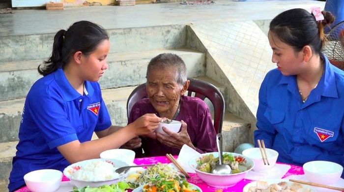 Mẹ Chánh xúc động về việc làm của các bạn đoàn viên.