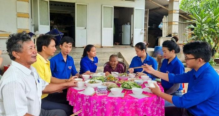 Bữa cơm ấm áp tại nhà mẹ Chánh.