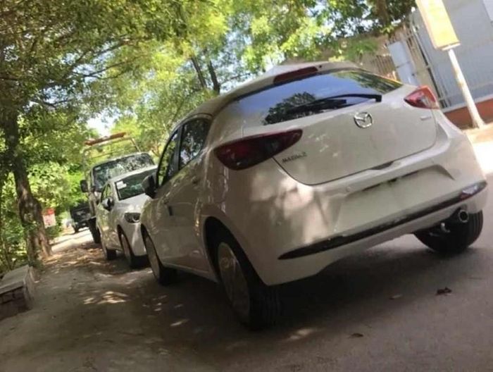 Cả hai biến thể sedan và hatch back của Mazda 2 2023 mới đều xuất hiện.