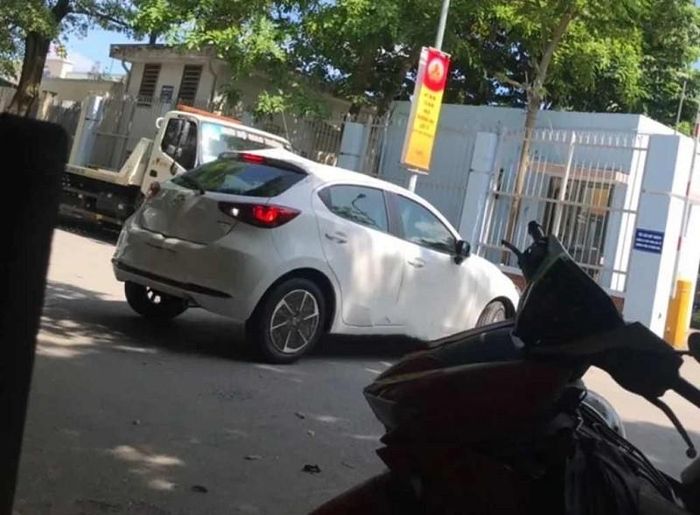 Mazda 2 xuất hiện tại trạm đăng kiểm.