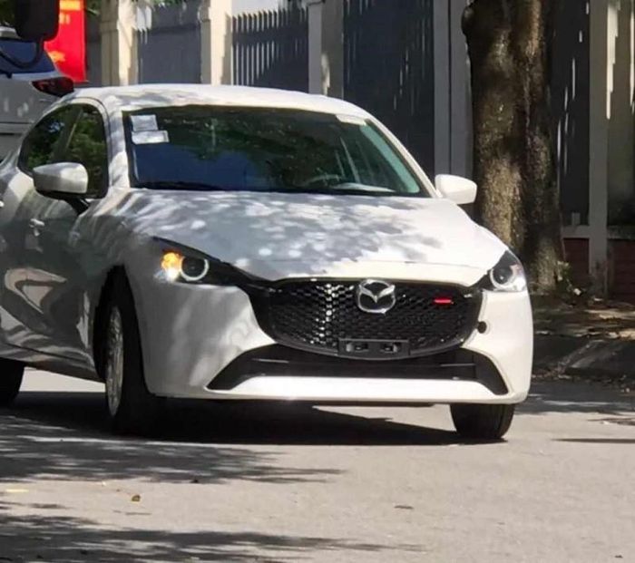 Mazda 2 2023 sở hữu lưới tản nhiệt tổ ong đen bóng.