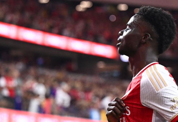 Saka lập tức san hòa 1-1 khi tận dụng sai lầm của hậu vệ Barcelona