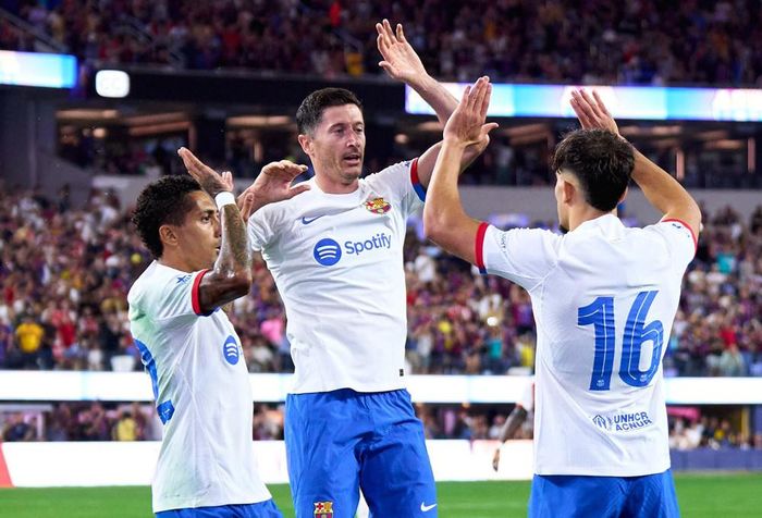 Lewandowski mở tỷ số cho Barca