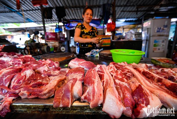 Thay vì chỉ bán thịt tươi, các doanh nghiệp cần đẩy mạnh chế biến sâu (Ảnh: Hoàng Hà).