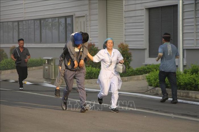 Các lực lượng sơ tán nạn nhân ra khỏi đám cháy.