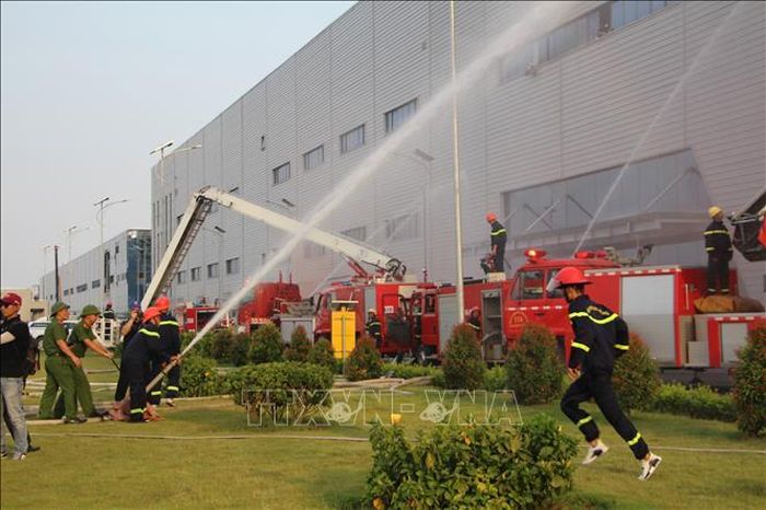 Hơn 40 phương tiện được huy động thực tập phương án Phòng cháy chữa cháy quy mô cấp tỉnh tại Khu công nghiệp.
