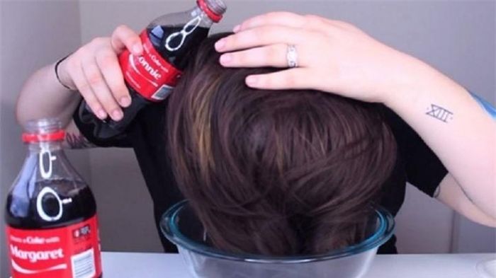 Làm phai màu tóc nhuộm không ưng ý - công dụng không ngờ của Coca Cola.