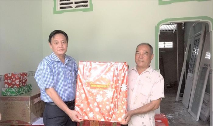 Trao nhà và quà cho 2 hộ gia đình có công