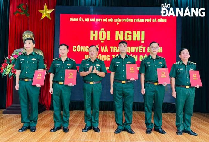 Đại tá Đỗ Văn Đông trao quyết định điều động, bổ nhiệm cho các cá nhân.
