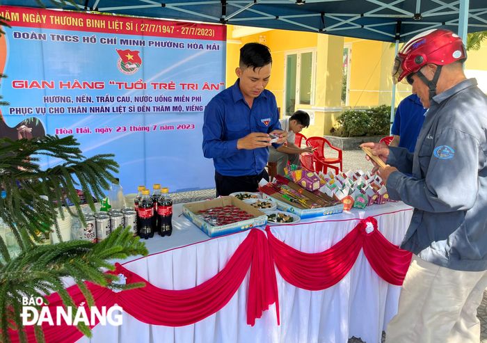 Gian hàng "Tuổi trẻ tri ân" nhận được sự quan tâm của người dân. Ảnh: N.QUANG