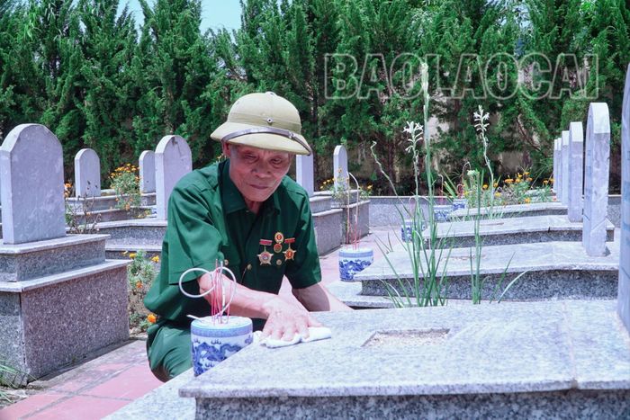  Năm 2021, ông Phạm Đăng Tam (74 tuổi), thương binh hạng 4/4 được cấp ủy, chính quyền, Nhân dân xã Bản Lầu (huyện Mường Khương) tin tưởng giao nhiệm vụ quản trang Nghĩa trang Liệt sĩ xã Bản Lầu. Nơi đây có 107 ngôi mộ liệt sĩ, chủ yếu là các chiến sĩ hy sinh trong chiến tranh biên giới (năm 1979). 