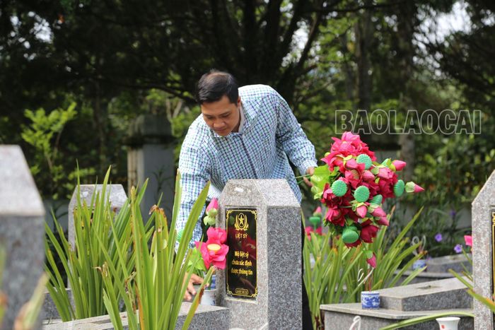  Coi liệt sĩ như những người thân đã khuất của mình, hằng ngày, anh Hoàng Anh chăm chút từng ngôi mộ, cắt tỉa từng khóm hoa, cây cảnh, vệ sinh khuôn viên, tạo cảnh quan môi trường sạch sẽ. Vào những dịp lễ, tết, ngày kỷ niệm, khi có nhiều đoàn khách, những đồng đội của các liệt sĩ đang yên nghỉ tại đây đến thăm viếng, anh kiêm luôn cả nhiệm vụ chỉ dẫn và giới thiệu cho khách. Với anh Hoàng Anh, công việc quản trang này không quá mệt nhọc nhưng cần sự cần mẫn, tỉ mỉ và làm việc bằng cái tâm, trách nhiệm của bản thân. 