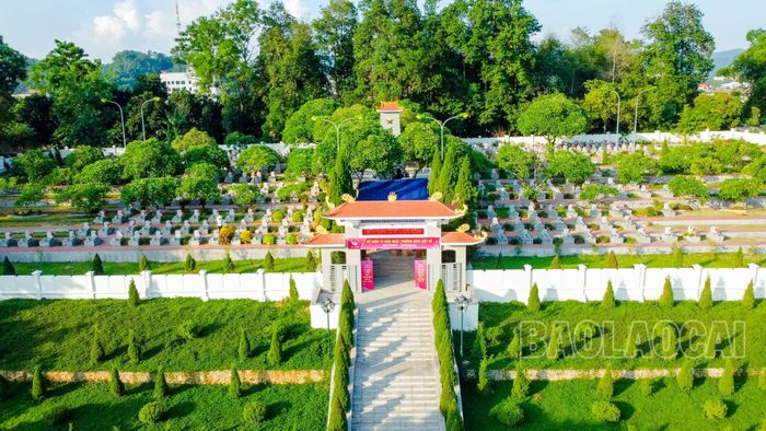  Hiện nay, trên địa bàn tỉnh Lào Cai có 17 nghĩa trang liệt sĩ với hơn 2.500 ngôi mộ liệt sĩ. Nhờ bàn tay chăm sóc của những quản trang, nơi an nghỉ của các liệt sĩ luôn sạch đẹp, ấm cúng. Họ như những con ong cần mẫn lặng thầm cống hiến để anh linh các anh hùng liệt sĩ luôn được vỗ về trong lòng đất mẹ. 