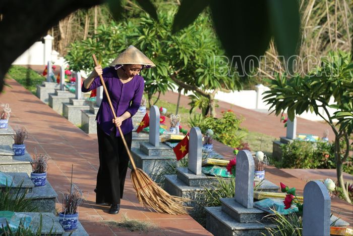  Len lỏi trong từng ngôi mộ, chị Nguyễn Thị Thắm cẩn thận quét, nhặt từng lá cây giữa cái nắng chói chang. Chị Thắm không phải quản trang nhưng suốt 6 năm qua, chị thầm lặng với công việc dọn dẹp, chăm sóc các phần mộ tại Nghĩa trang Liệt sĩ phường Nam Cường. Lúc thì sáng sớm, hôm thì chiều muộn, bất kể nắng mưa, ngày nào chị Thắm cũng lên đây để nhổ cỏ, quét lá, vệ sinh khu vực xung quanh nghĩa trang. 