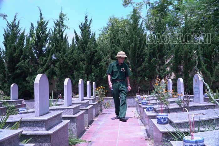  Từng là bộ đội Trường Sơn chiến đấu ở chiến trường Quảng Trị ác liệt, hiểu được những mất mát, đau thương và sự hy sinh anh dũng của các chiến sĩ để bảo vệ nền độc lập dân tộc, phát huy truyền thống Bộ đội Cụ Hồ, khi nhận công việc quản trang, ông Phạm Đăng Tam dành hết tâm huyết chăm sóc khuôn viên nghĩa trang. Ông Tam nhớ, phải bước lên 200 bậc mới đến khu tưởng niệm các anh hùng liệt sĩ, ông còn biết khuôn viên nghĩa trang có bao nhiêu loại cây xanh. 