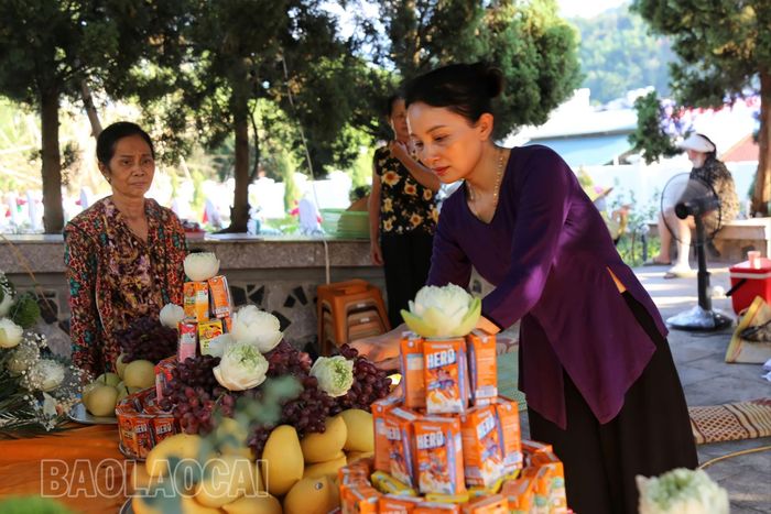 Những ngày tháng 7, công việc của chị Thắm tất bật hơn. Không còn đơn thuần là dọn dẹp vệ sinh nơi nghĩa trang, chị còn đảm nhận việc hướng dẫn, sắp lễ cho các đoàn đến thăm viếng. Đồng thời đứng ra tổ chức nghi lễ cầu siêu cho các anh hùng liệt sĩ. 