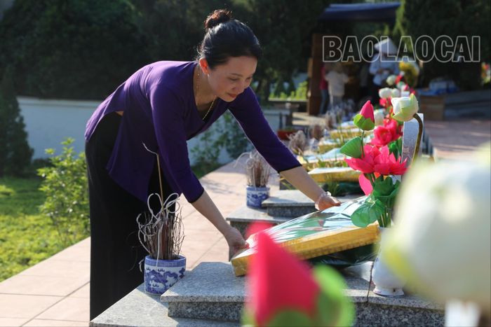  Nói về cơ duyên đến với công việc thiêng liêng này, chị Thắm chia sẻ: Mang trong mình căn bệnh ung thư quái ác, tôi luôn tâm nguyện phải làm nhiều việc có ích cho đời. Thường xuyên phải ngược xuôi chữa trị nhưng chưa bao giờ tôi sao nhãng công việc chăm sóc nghĩa trang liệt sĩ hoàn toàn tự nguyện này. 