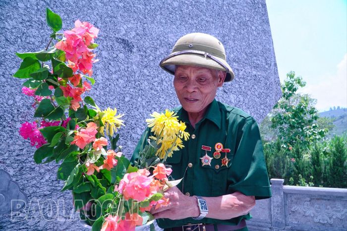  Một ngày làm việc của ông Tam bắt đầu từ 7 giờ sáng. Ông ra nghĩa trang quét dọn, vệ sinh các phần mộ, cắt cỏ, tỉa cây xanh. Vừa làm việc, ông vừa thì thầm trò chuyện với các chiến sĩ đang yên nghỉ tại đây. Ông Tam bảo, ông muốn khuôn viên nghĩa trang xanh - sạch - đẹp như công viên để tưởng nhớ sự hy sinh xương máu của các anh hùng liệt sĩ. 