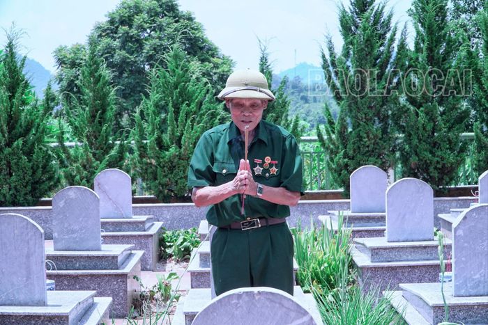  Ông Phạm Đăng Tam là một trong những chứng nhân lịch sử trực tiếp tham gia chiến đấu ở chiến trường ác liệt nhất. Bên cạnh nhiệm vụ quản trang, ông còn kể chuyện, giáo dục truyền thống yêu nước cho học sinh, thanh niên và những người đến thắp hương ở nghĩa trang. 