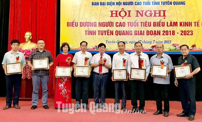 Lãnh đạo Hội Người cao tuổi Việt Nam trao giấy chứng nhận đạt danh hiệu “Người cao tuổi làm kinh tế giỏi” cấp toàn quốc cho các cá nhân.