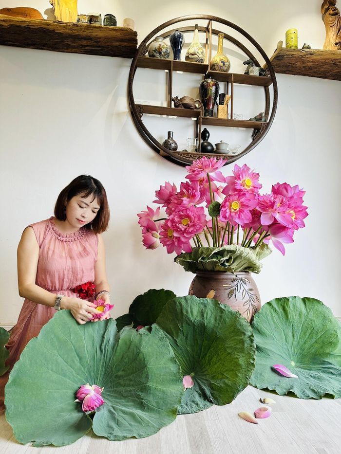 Nhà thơ Bảo Ngọc bên đóa sen hồng - Chụp ảnh để lưu dấu những mùa sen cũng là niềm say mê của người Hà Nội