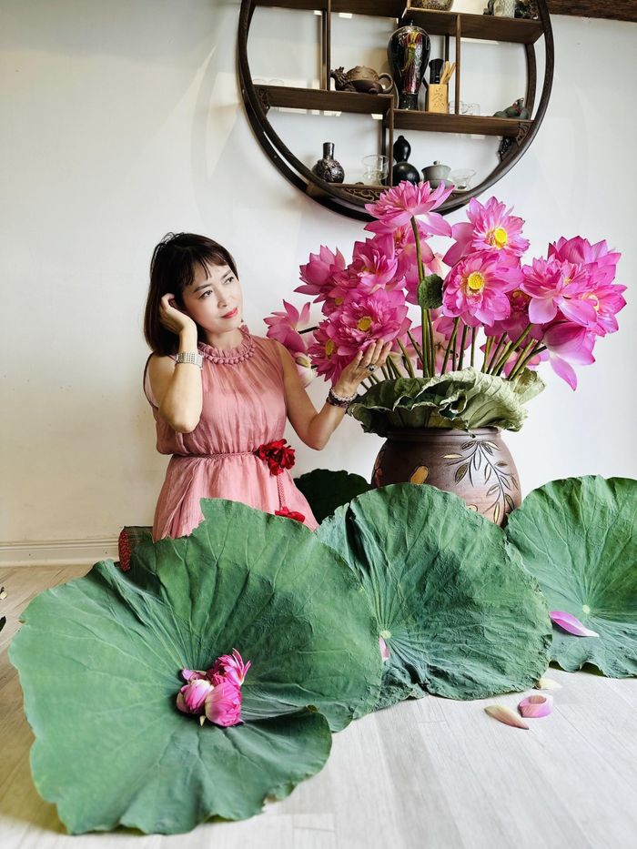 Nhà thơ Bảo Ngọc bên đóa sen hồng - Chụp ảnh để lưu dấu những mùa sen cũng là niềm say mê của người Hà Nội