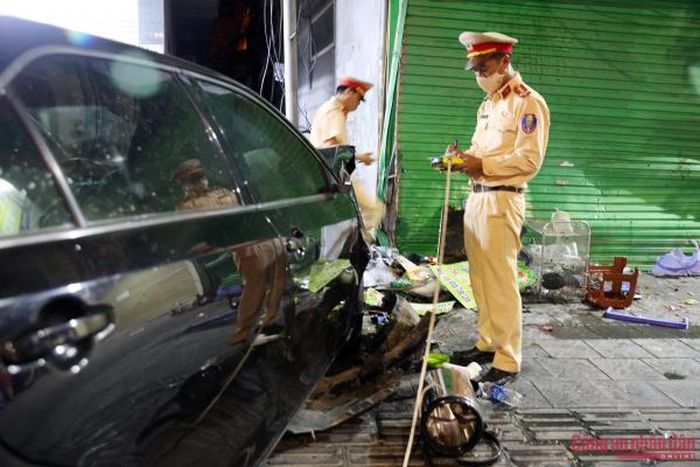 CSGT đo đạc, khám nghiệm hiện trường.
