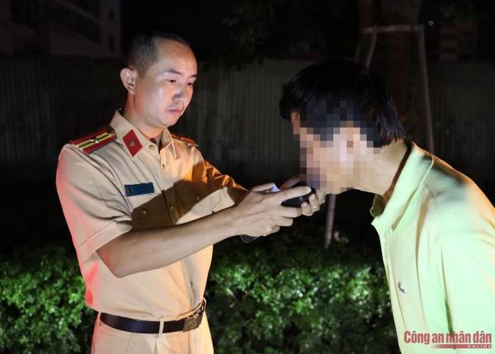 Lực lượng CSGT đo nồng độ cồn tài xế ngay sau tai nạn.