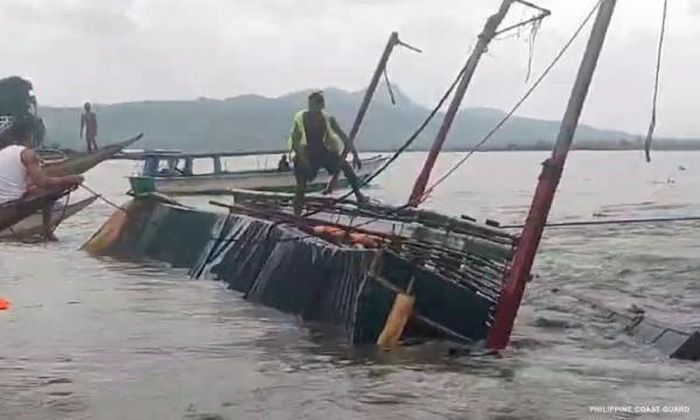 Hiện trường vụ lật thuyền tại Philippines. Ảnh: PCG