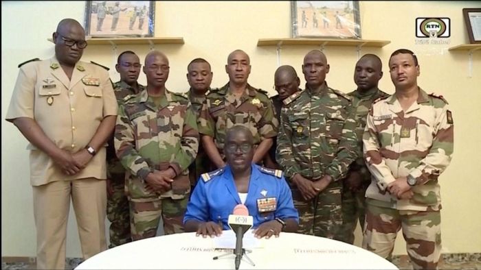 Nhóm binh sĩ Niger đọc thông báo trên truyền hình. Ảnh: Reuters